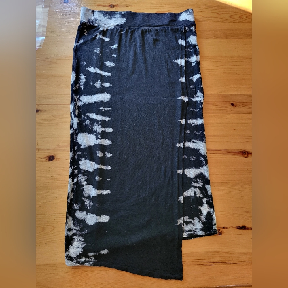 DKNY Jeans. Faux wrap midi skirt, black/ecru boho print in jersey knit. M